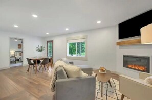 Interior - Creekside bungalow with a hot tub, walking distance to downtown Nashville  (Nashville)