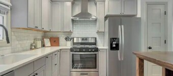 Creekside bungalow with a hot tub, walking distance to downtown Nashville 