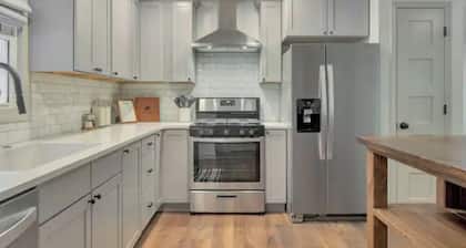 Creekside bungalow with a hot tub, walking distance to downtown Nashville