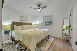 2 bedrooms, iron/ironing board, travel cot, WiFi - Creekside bungalow with a hot tub, walking distance to downtown Nashville  (Nashville)