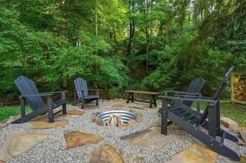 Creekside bungalow with a hot tub, walking distance to downtown Nashville 