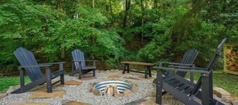 Creekside bungalow with a hot tub, walking distance to downtown Nashville 