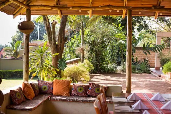 屋外ダイニングエリア