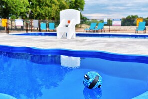 3 outdoor pools, free pool cabanas, pool umbrellas - Son's Rio Cibolo - Glamping Cabin L (Marion)