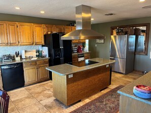 Jääkaappi, mikroaaltouuni, uuni, liesi