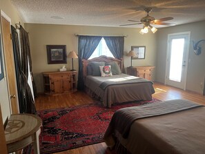 4 bedrooms, WiFi - Beautiful Home on Ranch Land (Hedley)