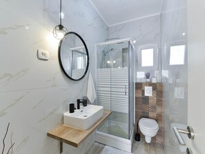 Dusche, kostenlose Toilettenartikel, Haartrockner, Handtücher