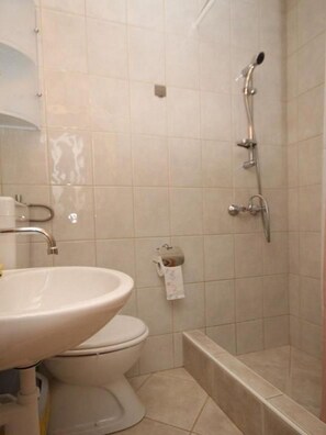 Dusj, hårføner og håndklær