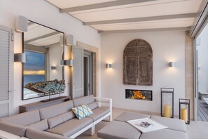 Videospiele, Tischtennisplatte, Stereoanlage