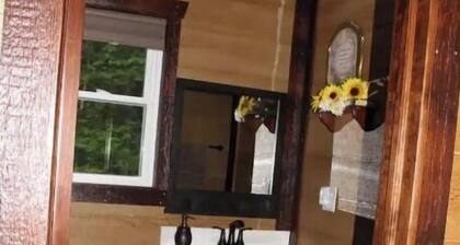 The Bear Den (Secluded in Amish Country and peaceful)