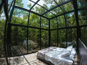 Hypo-allergenic bedding, desk, free WiFi, bed sheets