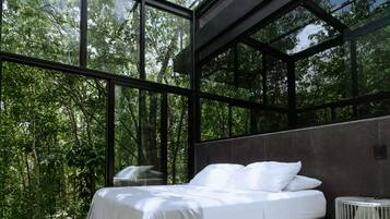 Hypo-allergenic bedding, desk, free WiFi, bed sheets