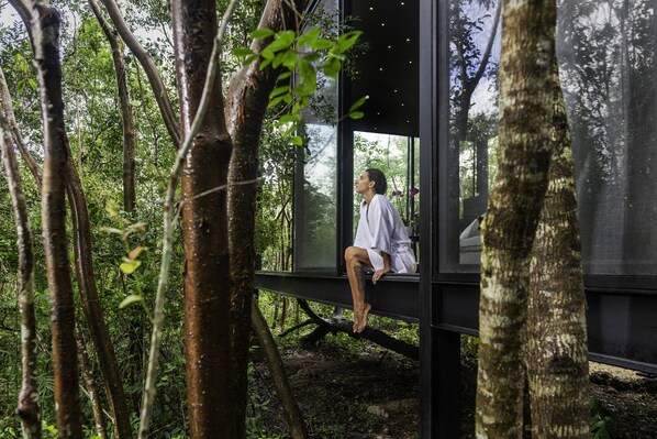 Hypo-allergenic bedding, desk, free WiFi, bed sheets