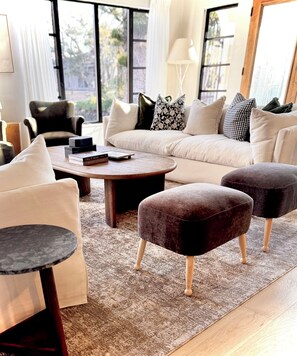 Smart-tv, een open haard, een tafeltennistafel en een printer