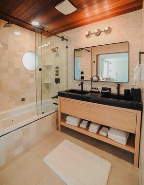 Bañera con ducha, secador de pelo, toallas