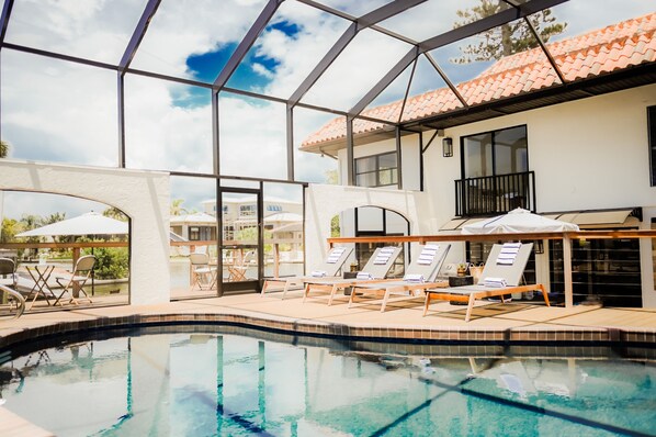 Alberca al aire libre y alberca climatizada