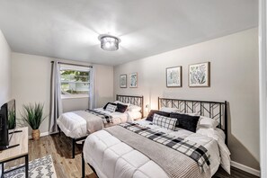 2 habitaciones, escritorio y tabla de planchar con plancha