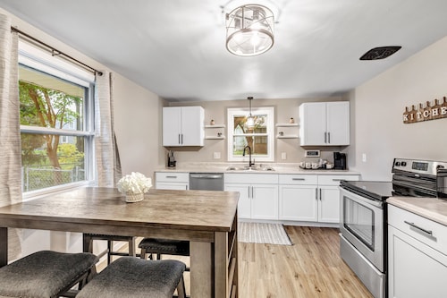 Titletown Retreat! Less than one mile to stadium.