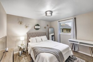 2 bedrooms, desk, iron/ironing board, travel crib