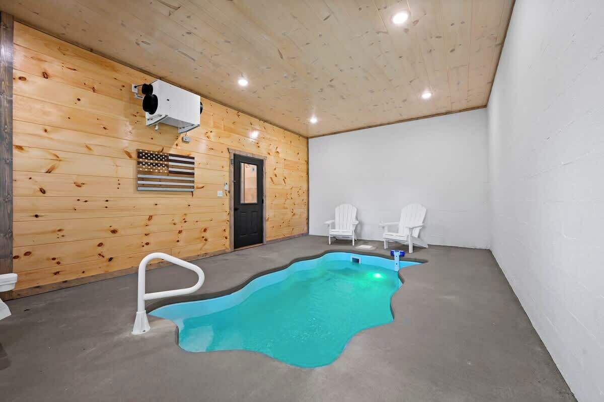 Innendørsbasseng og et oppvarmet basseng