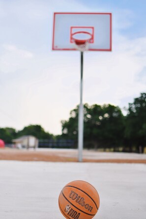 Basketball court - Son's Rio Cibolo - Glamping Cabin M (Marion)
