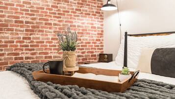 1 quarto, escrivaninha, ferros/tábuas de passar roupa, berço de viagem