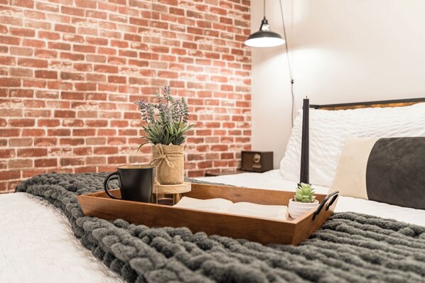 1 habitación, escritorio, tabla de planchar con plancha y cuna de viaje 