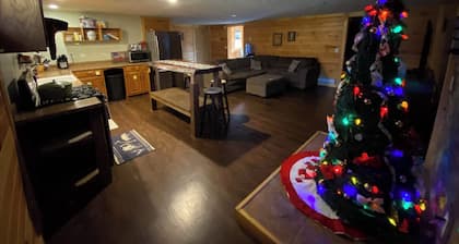 Cozy Rustic Cabin in the county!