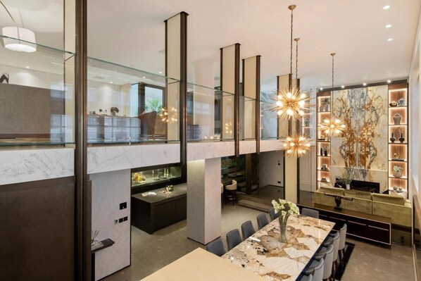 Fridge, microwave, oven, stovetop - Impeccable 6-bed House in Mayfair (London)