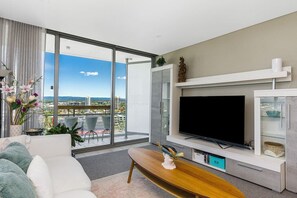 TV - Lovely 1 Bed apartment with stunning views & pool (Surfers Paradise)