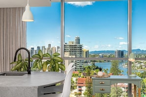 Dining - Lovely 1 Bed apartment with stunning views & pool (Surfers Paradise)