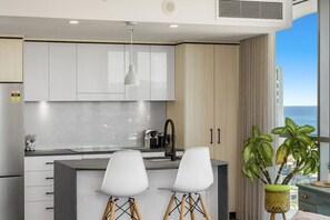 ثلاجة، ميكروويف، فرن، موقد طهي مسطح