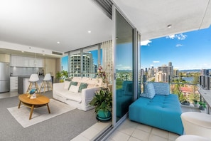 TV - Lovely 1 Bed apartment with stunning views & pool (Surfers Paradise)