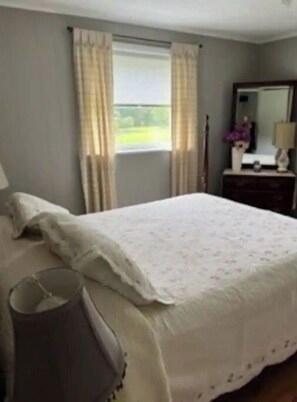 2 bedrooms, desk, iron/ironing board, travel cot - Kama Kottage (Jamestown)