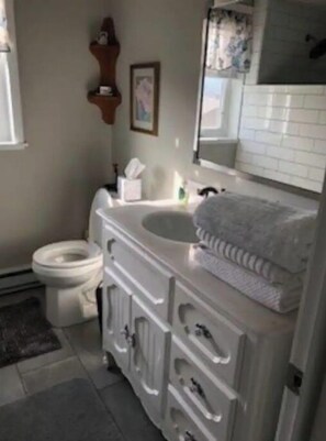 Shower, hair dryer, towels, soap - Kama Kottage (Jamestown)