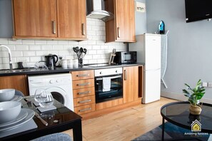 Een koelkast, een magnetron, een oven, een kookplaat