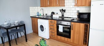 City Centre 2 Bed Flat Sleeps 3 for Work and Leisure with Private Parking & Wifi