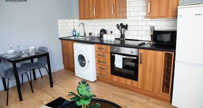 City Centre 2 Bed Flat Sleeps 3 for Work and Leisure with Private Parking & Wifi
