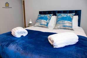 2 bedrooms, iron/ironing board, free WiFi, bed sheets - City Centre 2 Bed Flat Sleeps 3 for Work and Leisure with Private Parking & Wifi (Warrington)