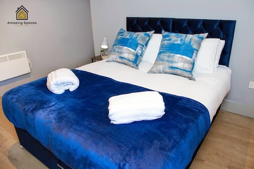 City Centre 2 Bed Flat Sleeps 3 for Work and Leisure with Private Parking & Wifi