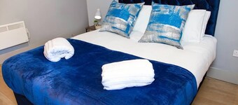 City Centre 2 Bed Flat Sleeps 3 for Work and Leisure with Private Parking & Wifi