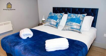 City Centre 2 Bed Flat Sleeps 3 for Work and Leisure with Private Parking & Wifi