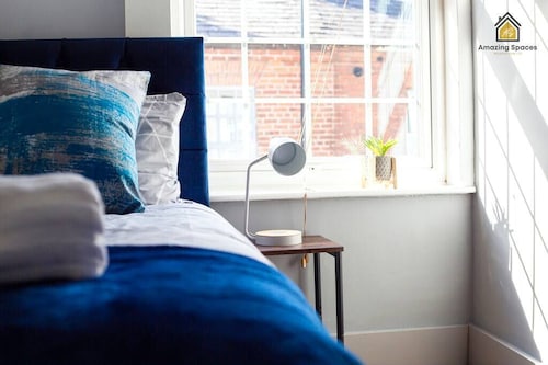 City Centre 2 Bed Flat Sleeps 3 for Work and Leisure with Private Parking & Wifi