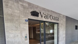 A building entrance with a sign reading "Vai'Oata" and a digital keypad on the wall. - Appart Hitivai by Tahiti Homes (Papeete)
