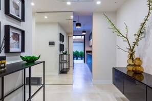 Room | Living area | 43-inch Smart TV with digital channels, TV, streaming services - Casa Lounge 43 (Cagliari)