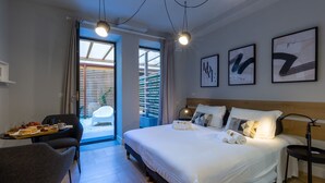 A hotel room with a bed, bedside table, and a view of the outside. - Casa Lounge 43 (Cagliari)