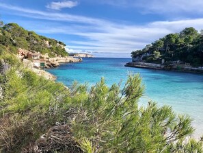 靠近海滩、沙滩椅、沙滩毛巾