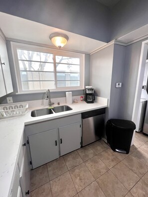 冰箱、微波炉、烤箱、炉灶