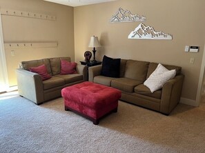 Smart-tv, een open haard, videospelletjes en een printer