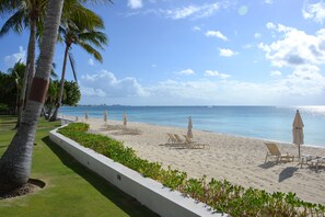 En la playa, camastros y toallas de playa 